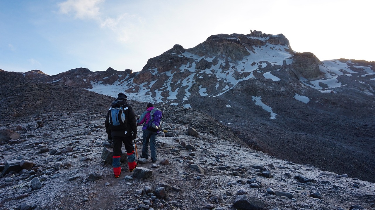 户外登山比赛，挑战自然，超越自我极限之旅